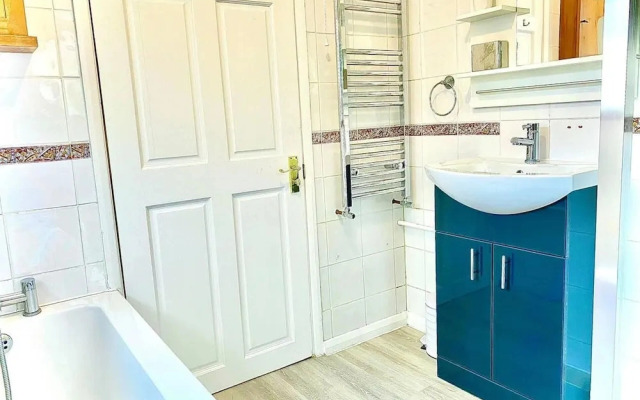 Stunning 3-bed House in Bedford, Quiet Location