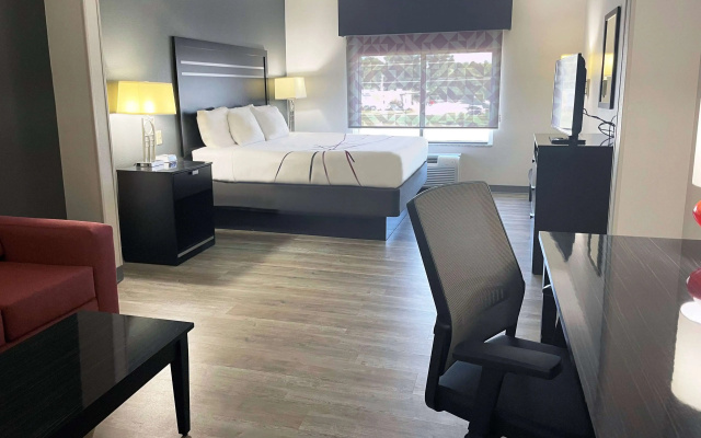 Отель La Quinta Inn & Suites by Wyndham Tulsa Midtown