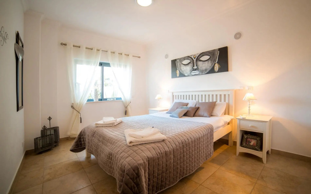 B05 - Lux & Pool Central Apartment