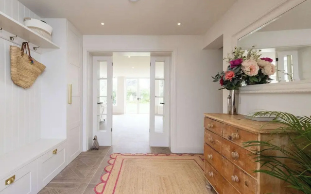 Newly Renovated Beachside Retreat for 10
