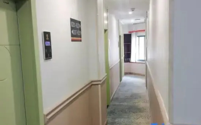 Super 8 Hotel (Hefei Emerald Lake University Town)