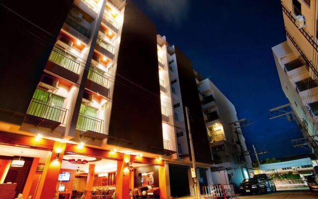 Отель Deva Suites Patong вид на фасад