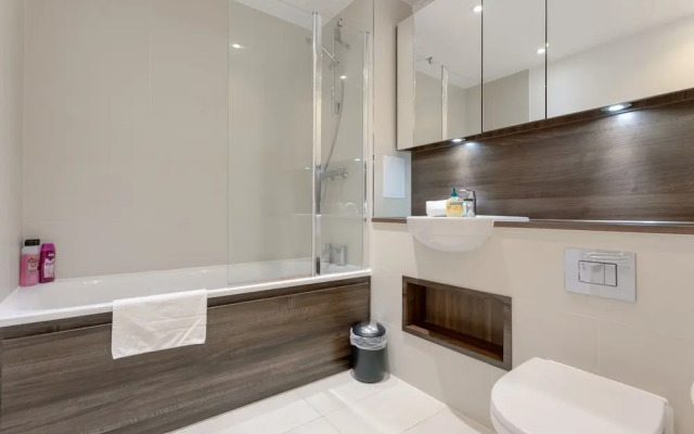 1 Bedroom Flat in Surrey Quays With Balcony