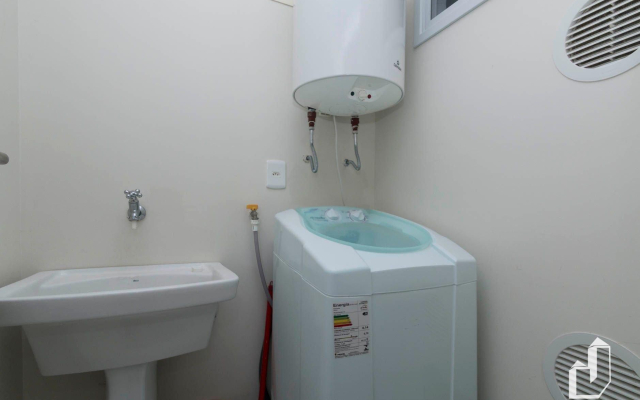 Apartamento com 03 dormitórios meia quadra do mar