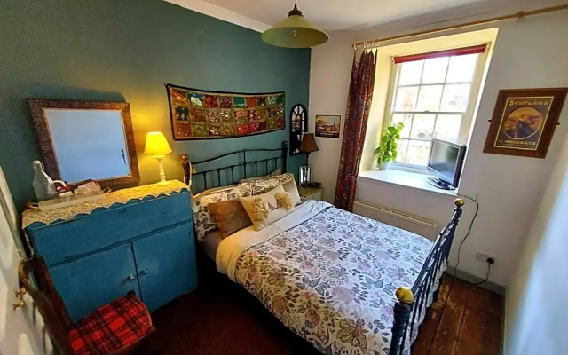 Edinburgh's Dean Village River View Retreat