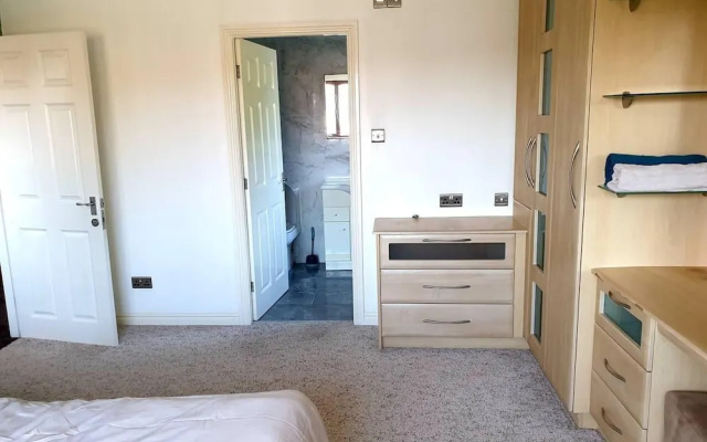 Lovely 4-bed , 3 Bath Villa in Bolton, Manchester