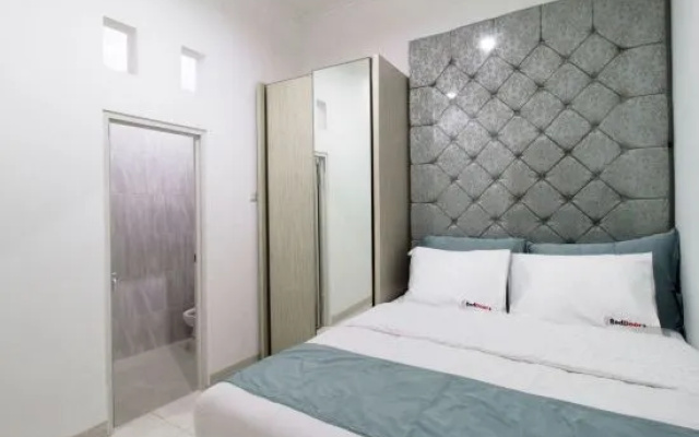 RedDoorz Mampang 7