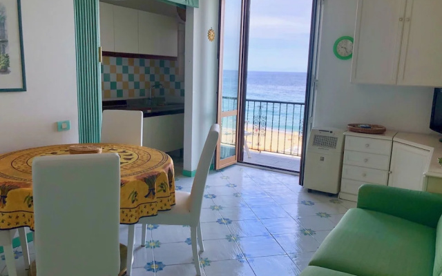 Leo Seaview Apartment