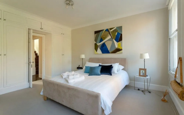 Spacious 3 Bedroom Apartment in Chelsea
