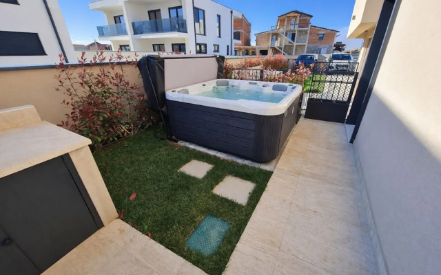 House With Private Jacuzzi Near Umag