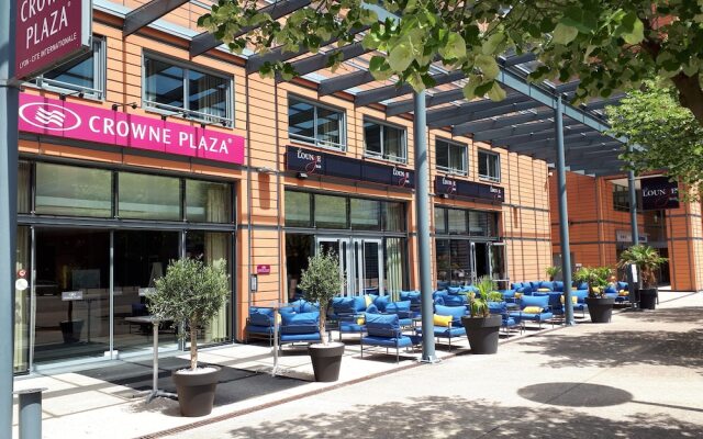 Отель Crowne Plaza Lyon - Cite Internationale Франция, Лион - 1 отзыв об отеле, цены и фото номеров - забронировать отель Crowne Plaza Lyon - Cite Internationale онлайн вид на фасад