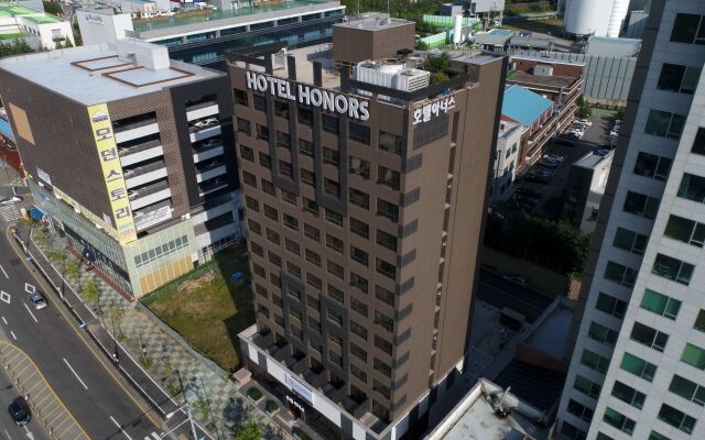 Honors Hotel вид на фасад
