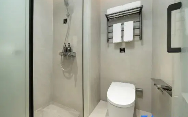 Rezen Proyal  Hotel (Guangzhou TaiKoo Hui Tiyuxi Road Metro Station)