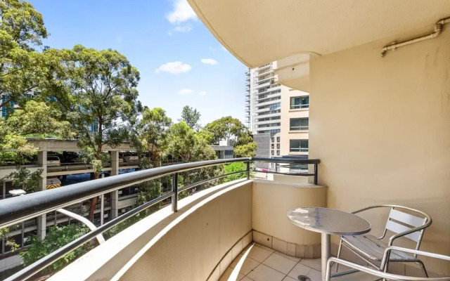 Sleek 1-bed by Jubilee Park With Pool