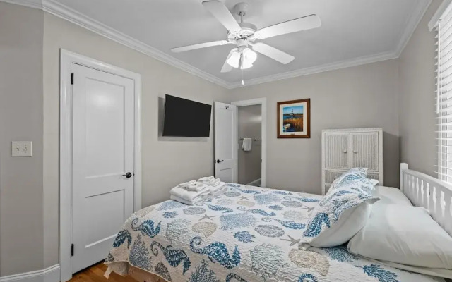Creek Watch 4 Bedroom Home by RedAwning