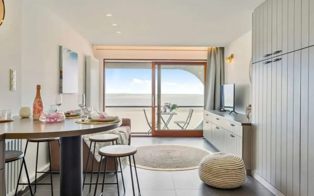 Beautiful Studio With Stunning Seaview and Terrace