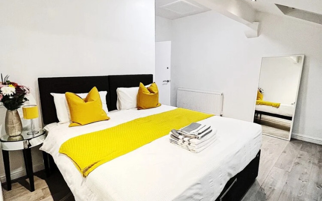 Impeccable 4-bed House in Manchester