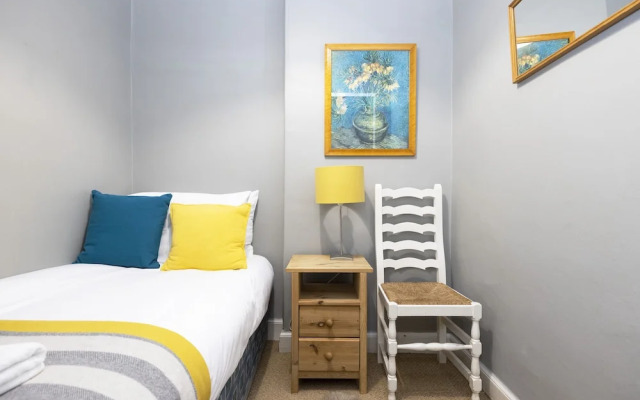 JOIVY 3 Bed Meadows Flat Near Castle & Royal Mile
