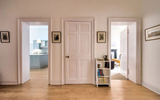 Spacious and Stylish 4-Bed Georgian Apartment