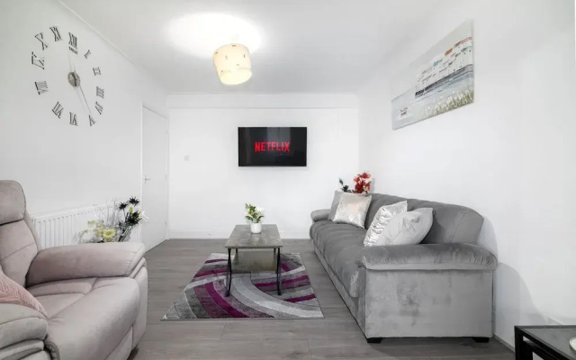 Refurbished 4-bed Family Home-near Central London