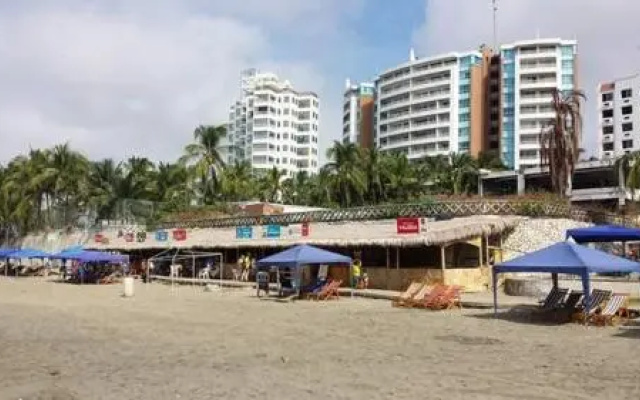 Frente al mar Carabelas de Colon