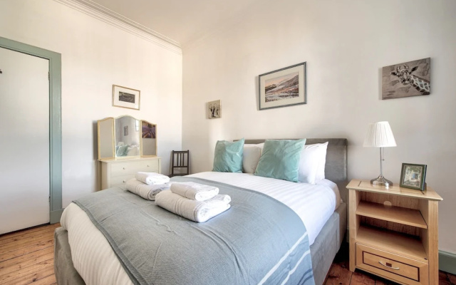 Cosy 2BR Home, 5 Minutes From Edinburgh Waverley!