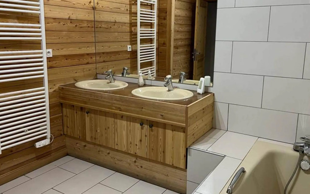 Spacious 16-person chalet with five bedrooms in Les Deux Alpes