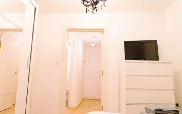 East London 1-bed Apt, Sleeps 2, 7 Mins to Station
