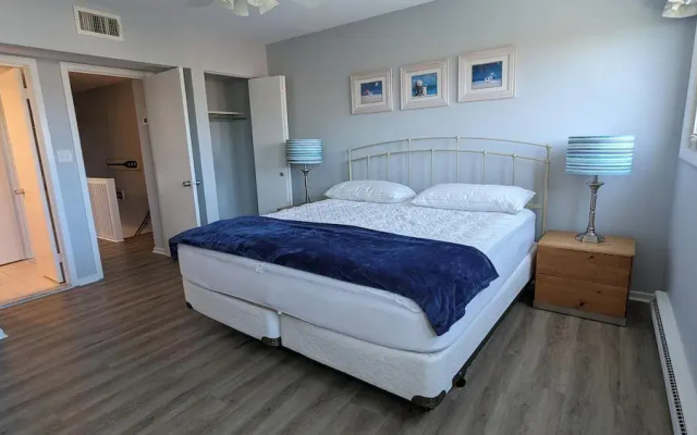 Mariners Court 221