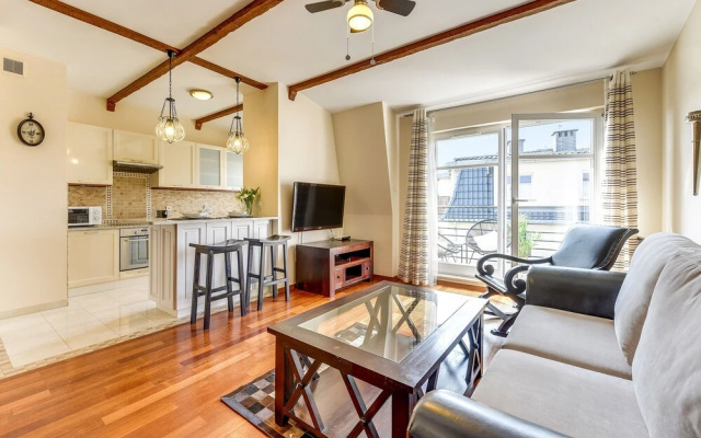 Lion Apartments -Colonial