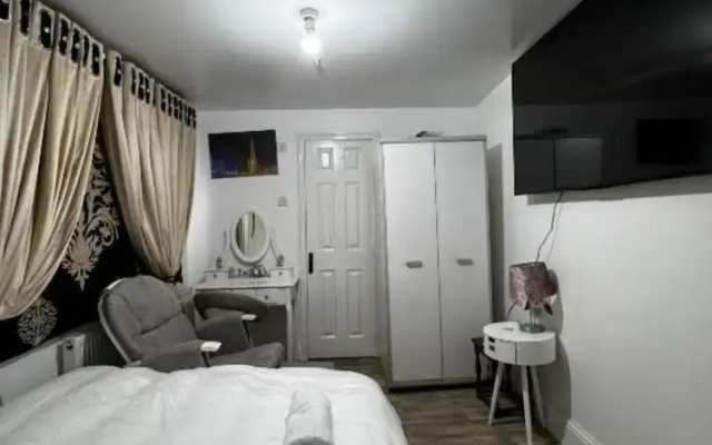 OYO Unique Guestroom - Farnworth, Easy Access to Bolton