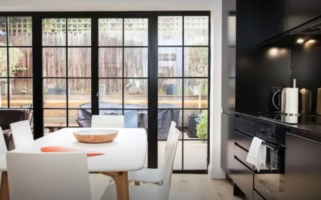 Stylish Newly Refurbished 2 Bedroom Flat With Terrace