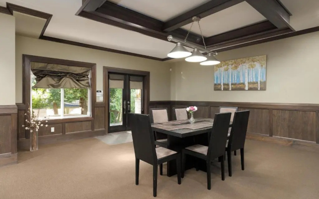 Cozy 2-bedrooms unit in Surrey