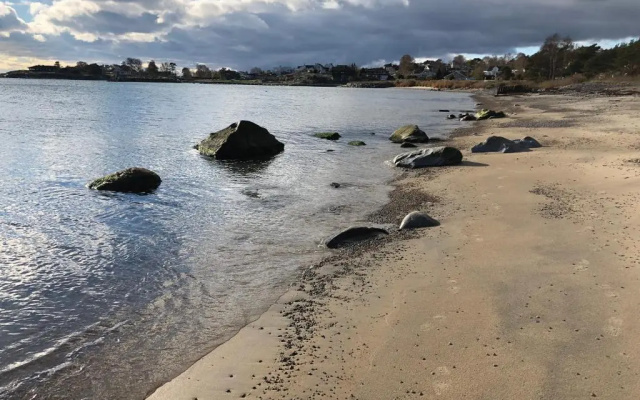 Två gästhus vid hav och strand