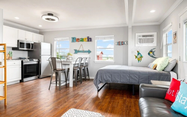 Amberjack 2 Bedroom Home by RedAwning