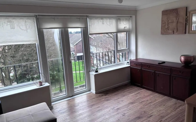 Spacious 2-bed Apartment in Hornchurch