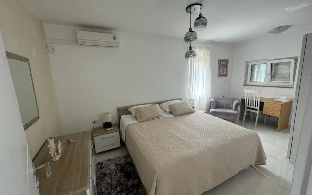 Angelas Apartments