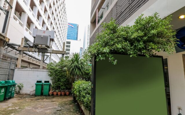 Отель Nida Rooms Saladaeng 130 Silom Walk Бангкок вид на фасад