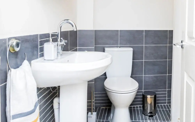 Lovely 2 Bedroom Apartment With Free Parking