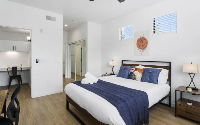 CozySuites Glendale with pool  04 and 18