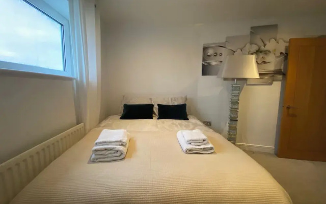 Cosy 2 Bedroom Royal Docks Apartment