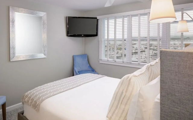 Inn at Harbor Hill Marina