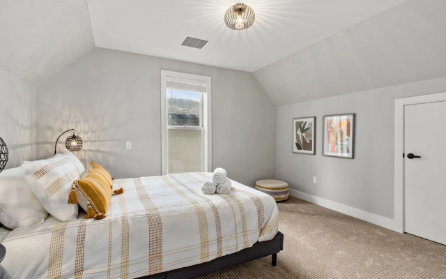 Spacious Downtown Apartment – Walk to Old Town Fc!
