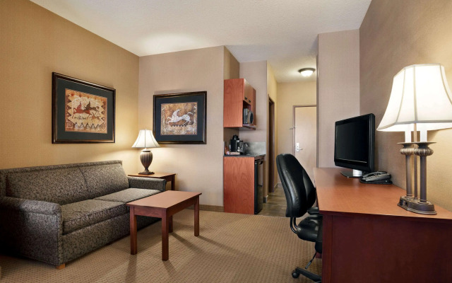 Days Inn & Suites by Wyndham Strathmore
