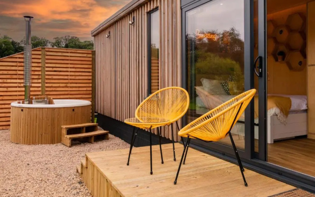 The Birdbox - Unique Hot Tub Cabin in Millport