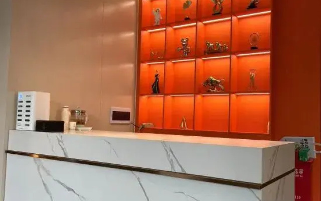 Baiheng Hotel (Shenzhen International Convention & Exhibition Center Tangwei Metro Station Branch)