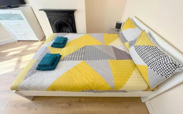 Spacious 4-bed House in Thornton Heath