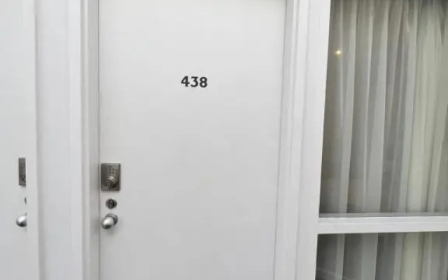 438/247 entire 1BR exHotel Room in the heart of city