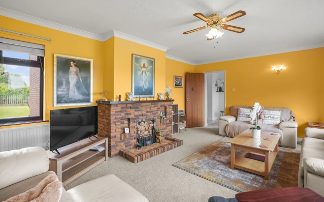 House - Sleeps 6 & Free Parking