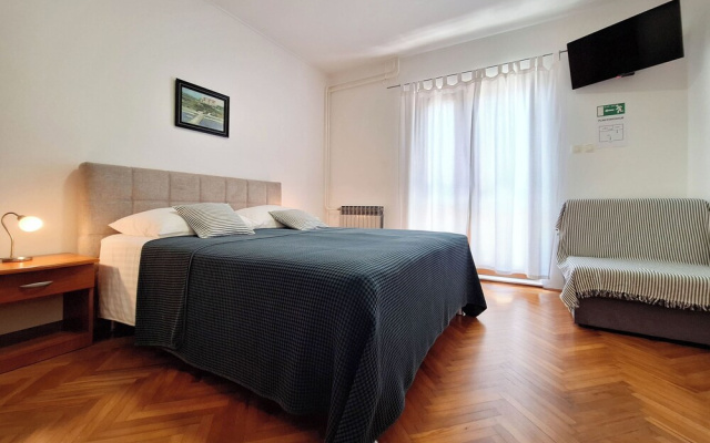 Apartment and Rooms Katunar
